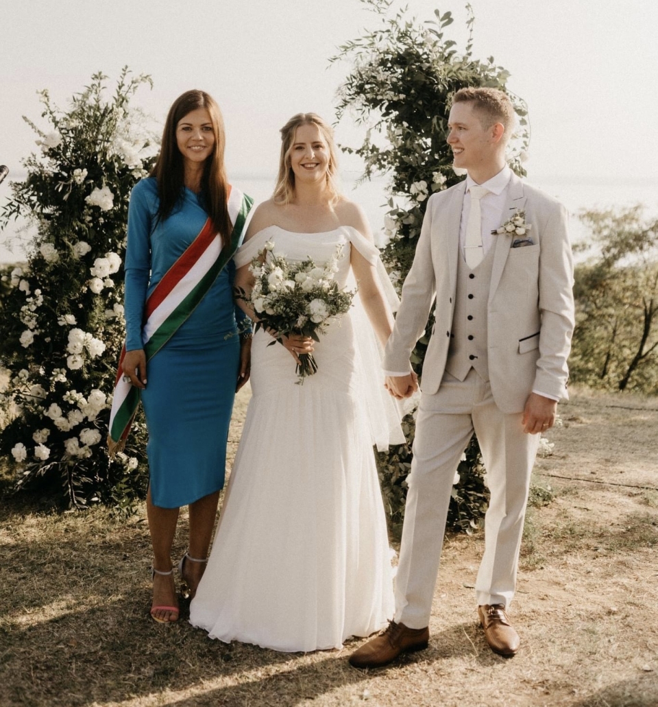 Ramóna és Dave magyar-angol nyelvű esküvői szertartása | Villa Pátzay Badacsonytomaj