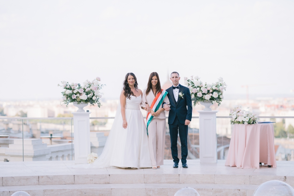 Kriszti and Norbi's Hungarian-English Wedding – Budapest | Aranybástya Függőkert