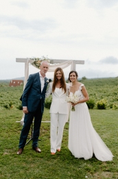 Bea és David nemzetközi esküvője | Magyar-angol nyelvű szertartásvezetés és koordináció | Koczor Pincészet Balatonfüred