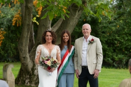 Anita és Guy magyar-ango nyelvű esküvői szertartása | Köveskál Káli Art Inn